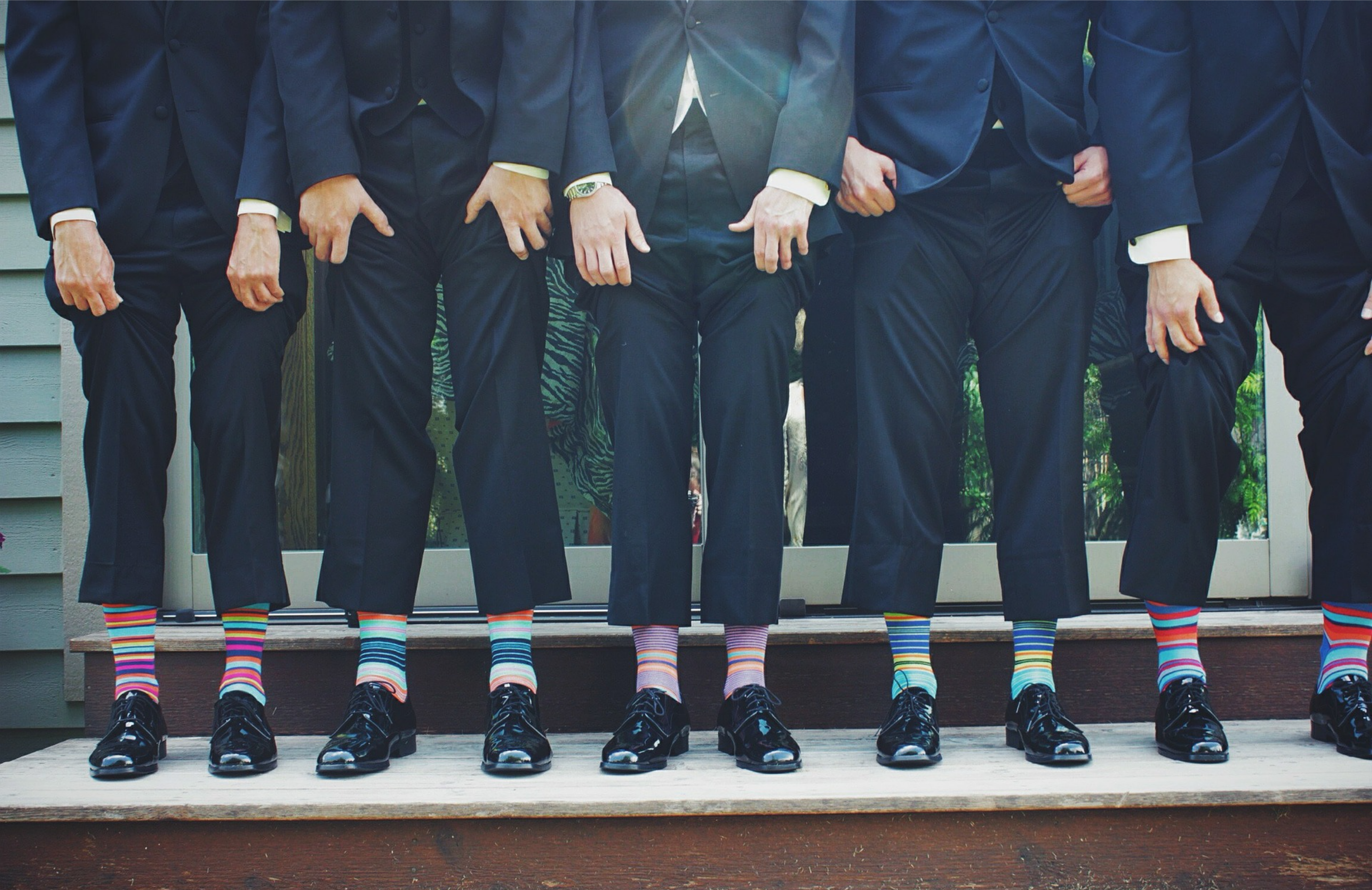 色違いの靴下を履きスーツを着ている男の人達